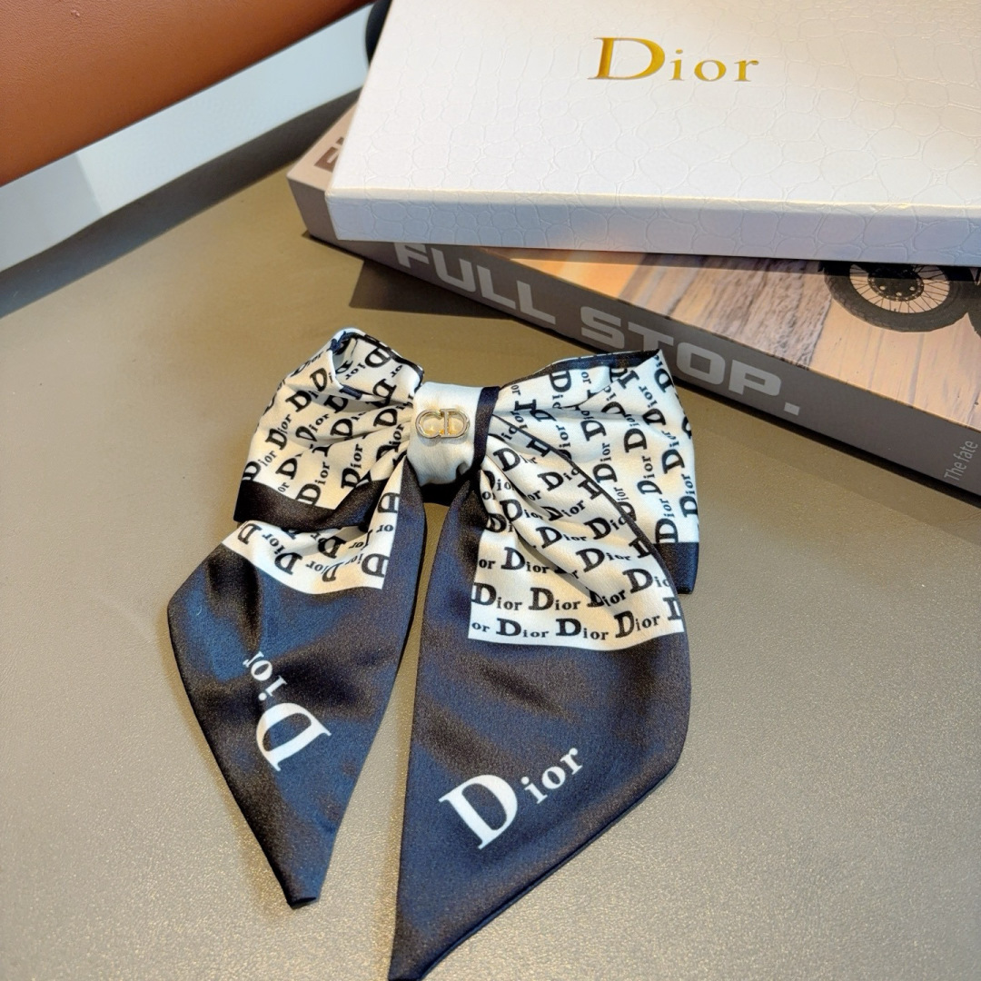 配包装
Dior（迪奥）明星同款蝴蝶结发夹 弹弓夹 网红推荐款♥ 经典蝴蝶结头饰，超级百搭哦！敲黑板推荐