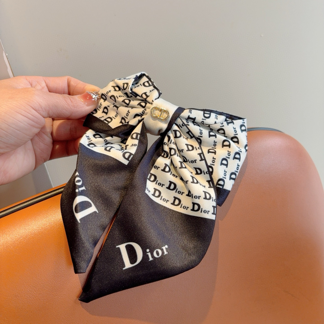 配包装
Dior（迪奥）明星同款蝴蝶结发夹 弹弓夹 网红推荐款♥ 经典蝴蝶结头饰，超级百搭哦！敲黑板推荐