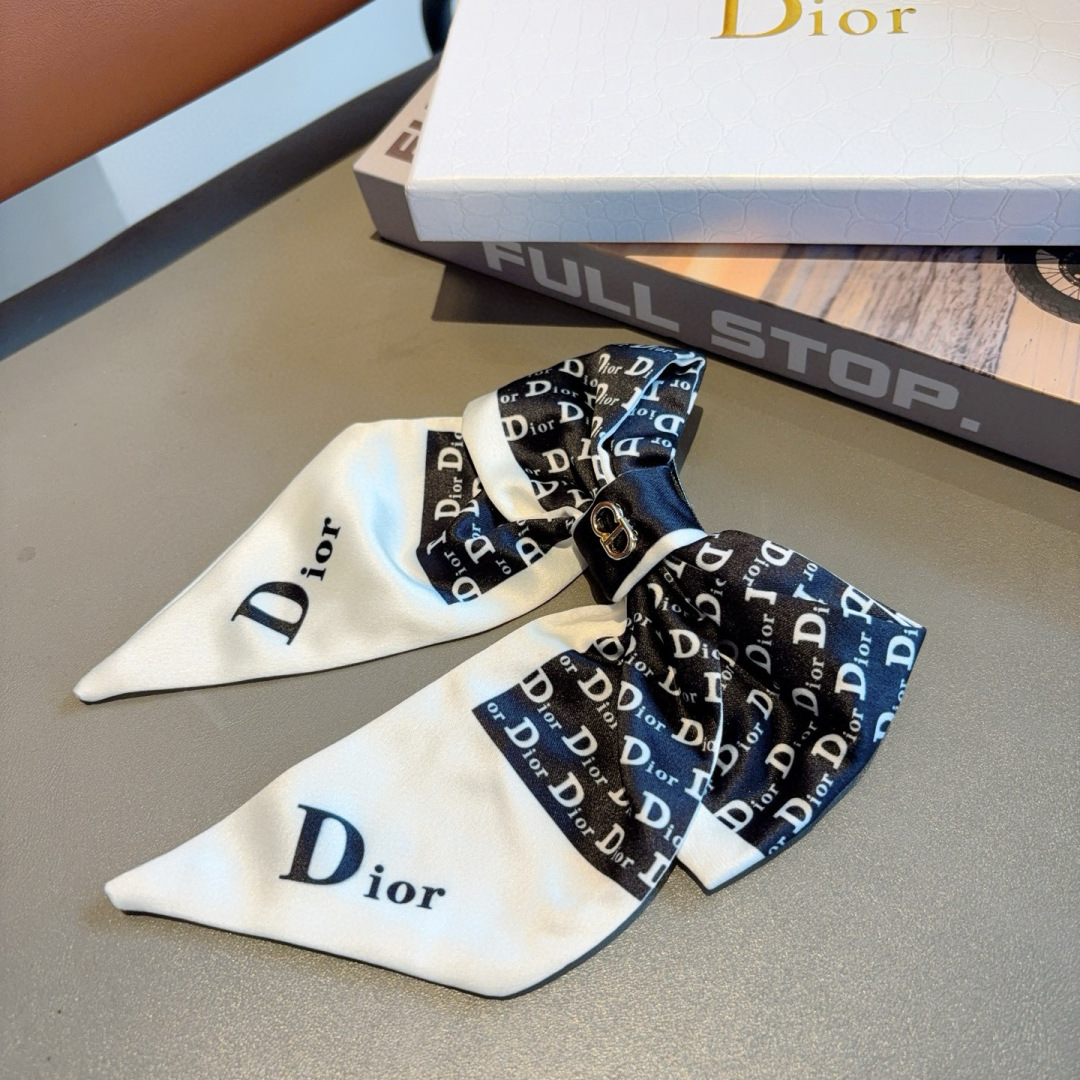 配包装
Dior（迪奥）明星同款蝴蝶结发夹 弹弓夹 网红推荐款♥ 经典蝴蝶结头饰，超级百搭哦！敲黑板推荐
