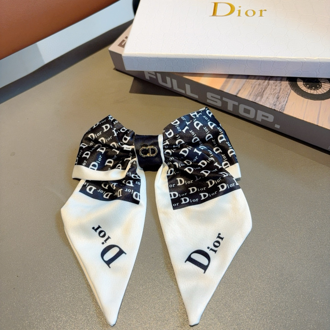 配包装
Dior（迪奥）明星同款蝴蝶结发夹 弹弓夹 网红推荐款♥ 经典蝴蝶结头饰，超级百搭哦！敲黑板推荐