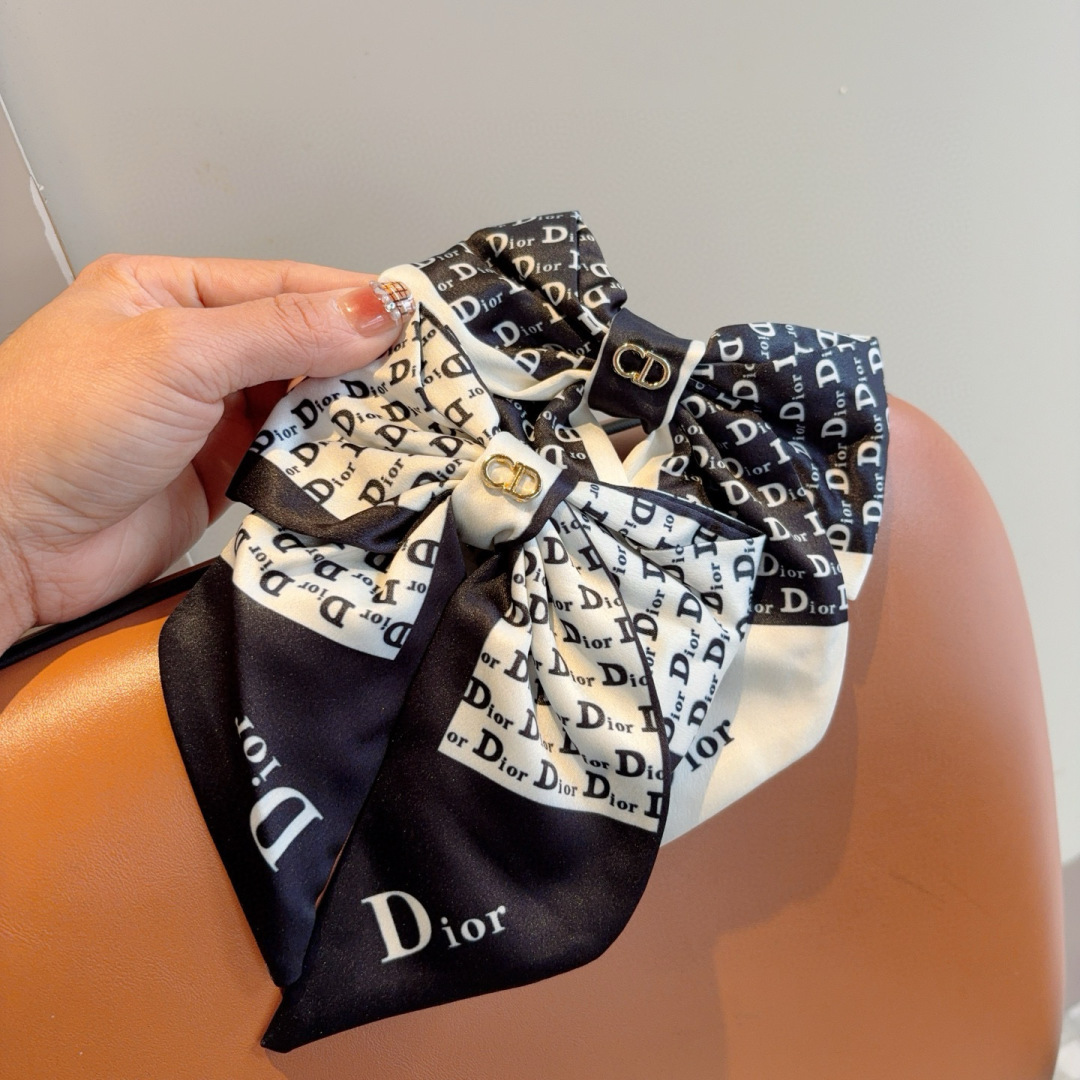配包装
Dior（迪奥）明星同款蝴蝶结发夹 弹弓夹 网红推荐款♥ 经典蝴蝶结头饰，超级百搭哦！敲黑板推荐