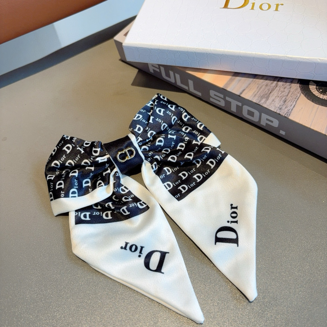 配包装
Dior（迪奥）明星同款蝴蝶结发夹 弹弓夹 网红推荐款♥ 经典蝴蝶结头饰，超级百搭哦！敲黑板推荐