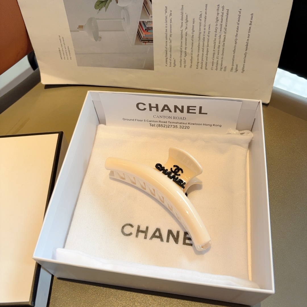 配包装
CHANEL 香奈儿 新款时尚抓夹 发夹，女神必备单品，非常百搭，戴上它满满的高大上。