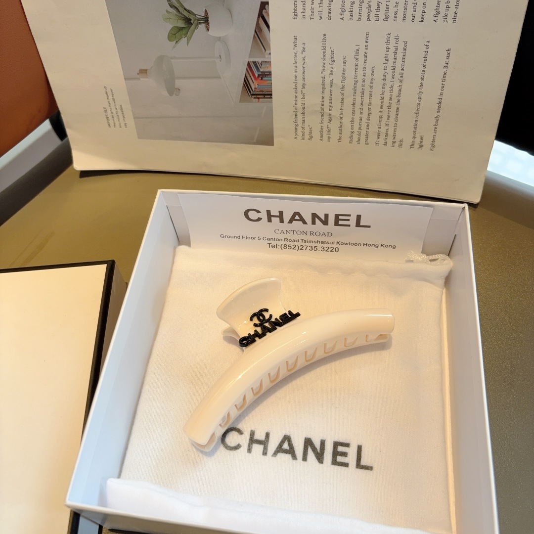 配包装
CHANEL 香奈儿 新款时尚抓夹 发夹，女神必备单品，非常百搭，戴上它满满的高大上。