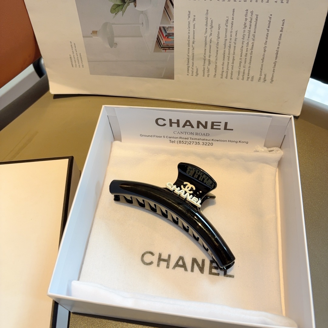 配包装
CHANEL 香奈儿 新款时尚抓夹 发夹，女神必备单品，非常百搭，戴上它满满的高大上。