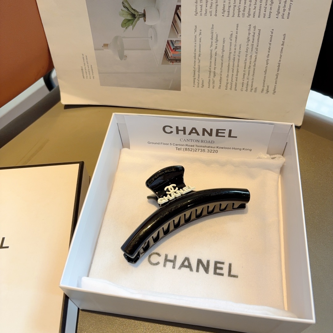 配包装
CHANEL 香奈儿 新款时尚抓夹 发夹，女神必备单品，非常百搭，戴上它满满的高大上。