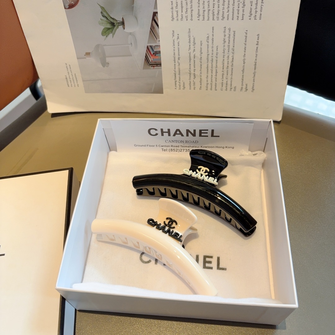 配包装
CHANEL 香奈儿 新款时尚抓夹 发夹，女神必备单品，非常百搭，戴上它满满的高大上。