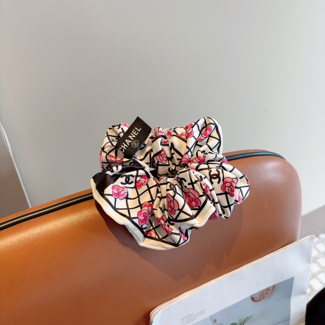 配包装
CHANEL （香奈儿）进口大肠圈皮筋、真丝缎面名媛发绳头绳百搭款、细节全部实拍 特制面料非常显