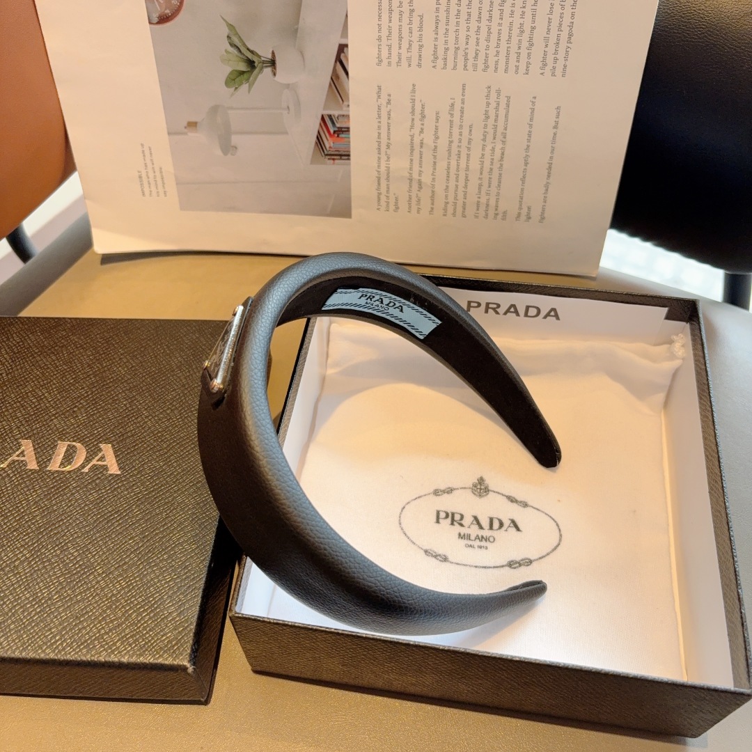 配包装
PRADA （普拉达） 倒三角新款潮流发箍。气质女神必备单品，非常百搭，时尚潮流， 戴上它满满的