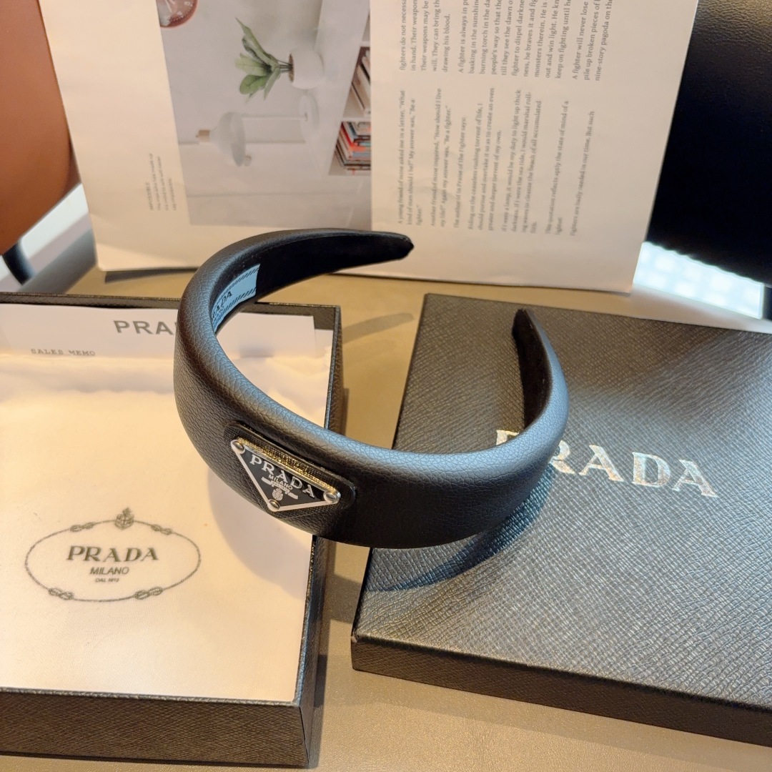 配包装
PRADA （普拉达） 倒三角新款潮流发箍。气质女神必备单品，非常百搭，时尚潮流， 戴上它满满的