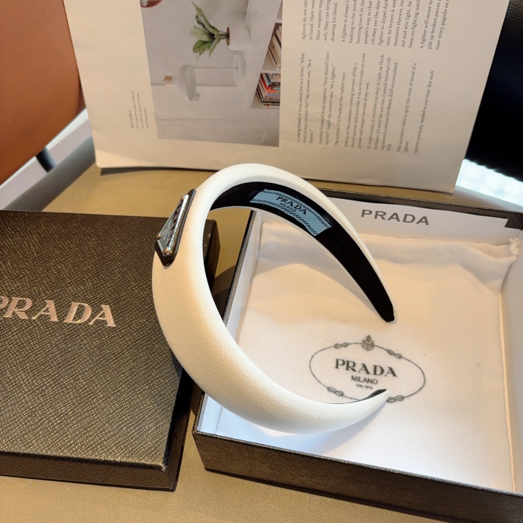 配包装
PRADA （普拉达） 倒三角新款潮流发箍。气质女神必备单品，非常百搭，时尚潮流， 戴上它满满的