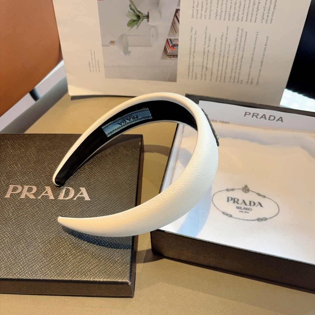 配包装
PRADA （普拉达） 倒三角新款潮流发箍。气质女神必备单品，非常百搭，时尚潮流， 戴上它满满的