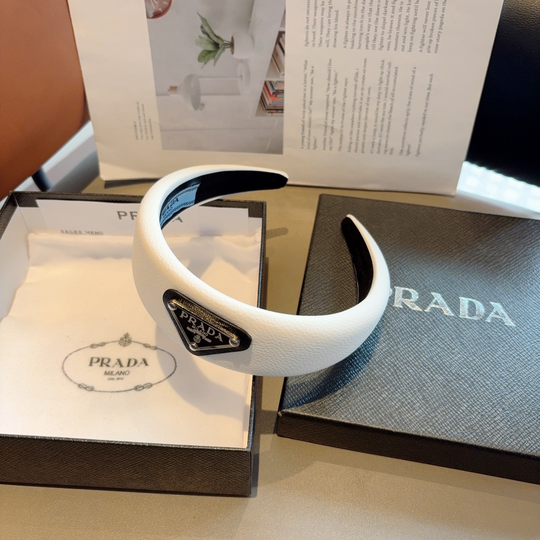 配包装
PRADA （普拉达） 倒三角新款潮流发箍。气质女神必备单品，非常百搭，时尚潮流， 戴上它满满的