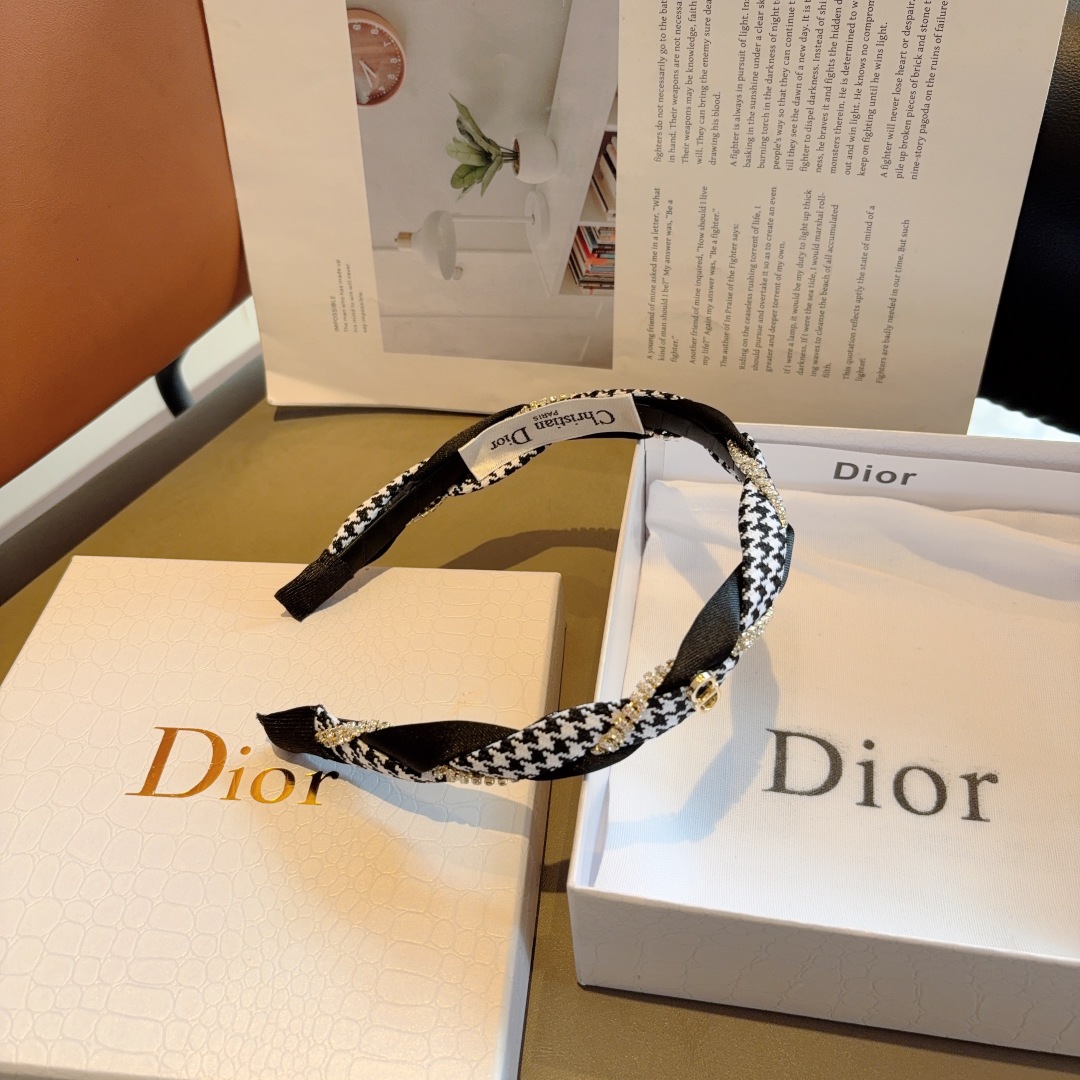 配包装
Dior（迪奥） 千鸟格经典字母发箍,专柜品质 让你的魅力绽放 清新淑女范让时尚更简单。