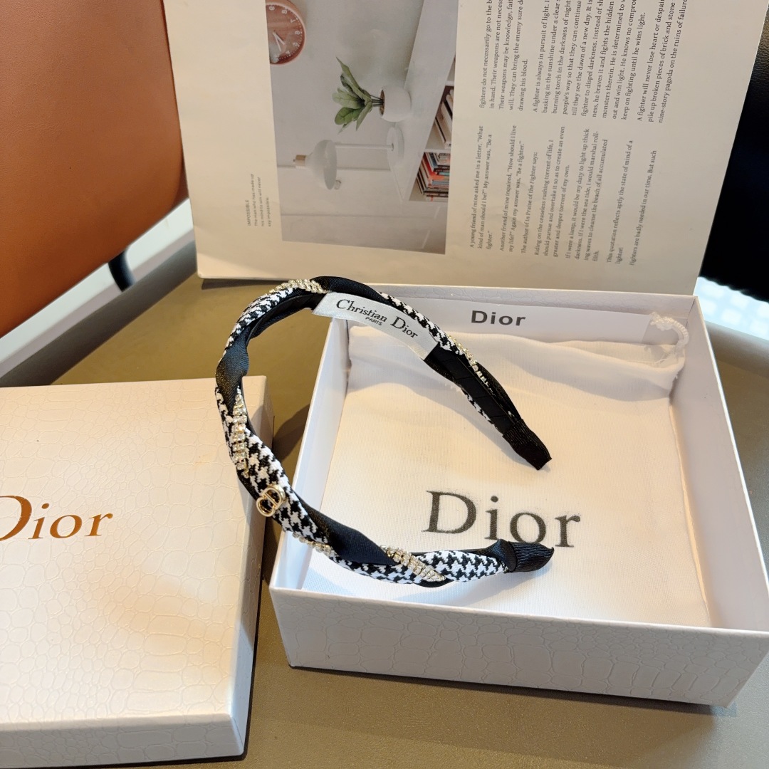 配包装
Dior（迪奥） 千鸟格经典字母发箍,专柜品质 让你的魅力绽放 清新淑女范让时尚更简单。