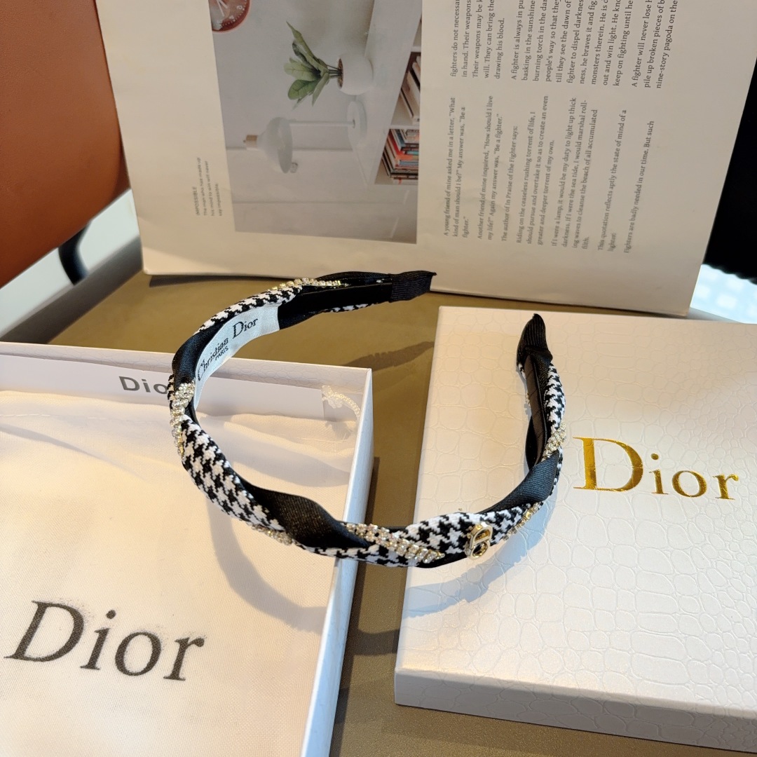 配包装
Dior（迪奥） 千鸟格经典字母发箍,专柜品质 让你的魅力绽放 清新淑女范让时尚更简单。
