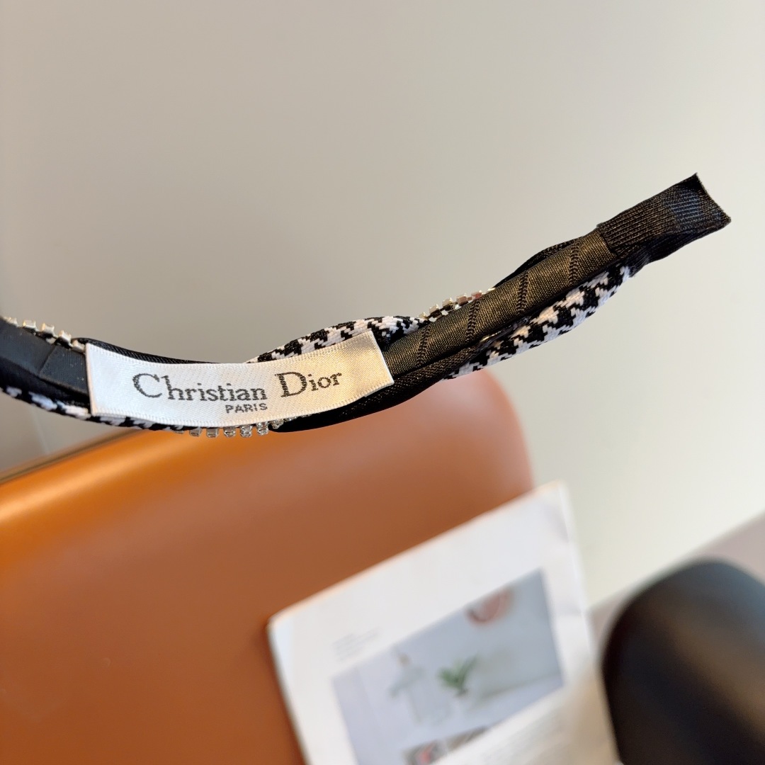 配包装
Dior（迪奥） 千鸟格经典字母发箍,专柜品质 让你的魅力绽放 清新淑女范让时尚更简单。