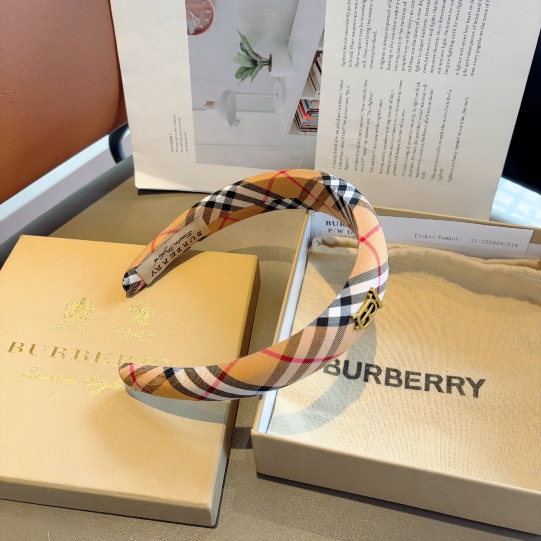 配包装
巴宝莉BURBERRY经典新款海绵格纹发箍 头箍 非常耐看又百搭、适合各种场合搭配！