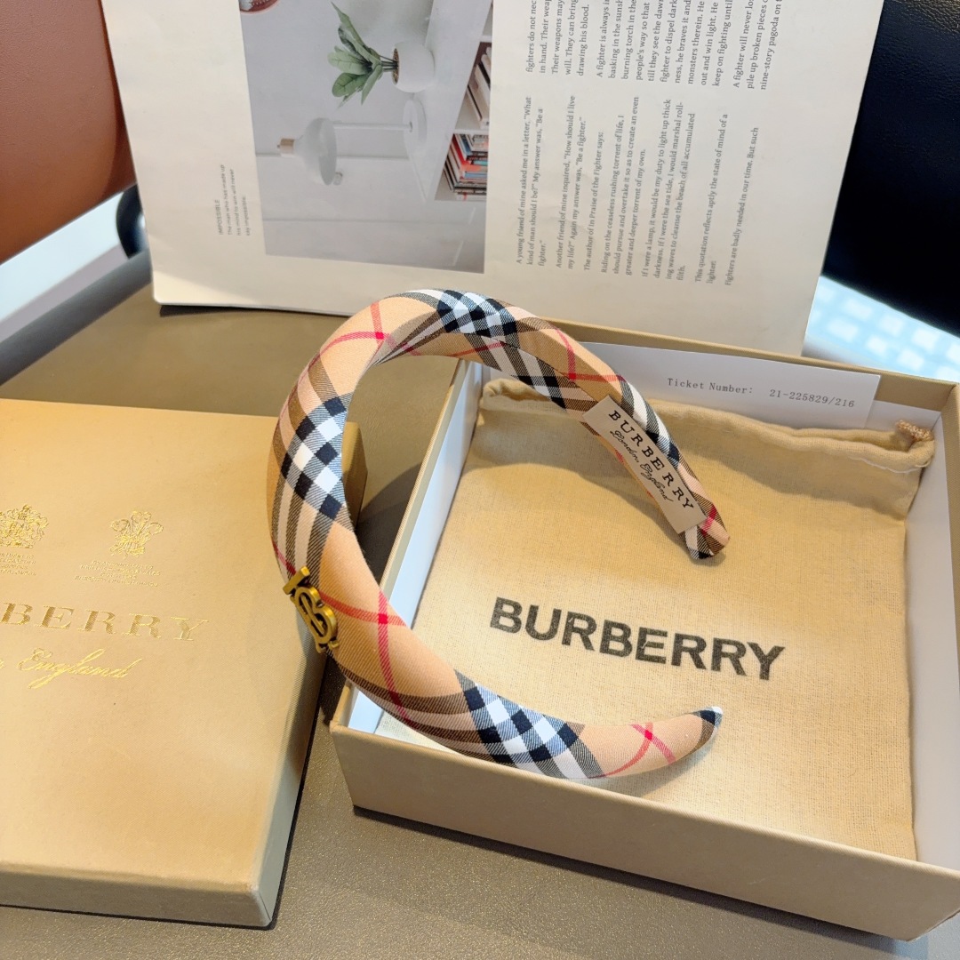 配包装
巴宝莉BURBERRY经典新款海绵格纹发箍 头箍 非常耐看又百搭、适合各种场合搭配！
