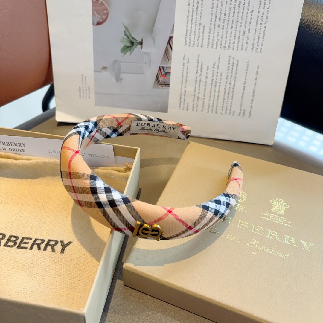 配包装
巴宝莉BURBERRY经典新款海绵格纹发箍 头箍 非常耐看又百搭、适合各种场合搭配！