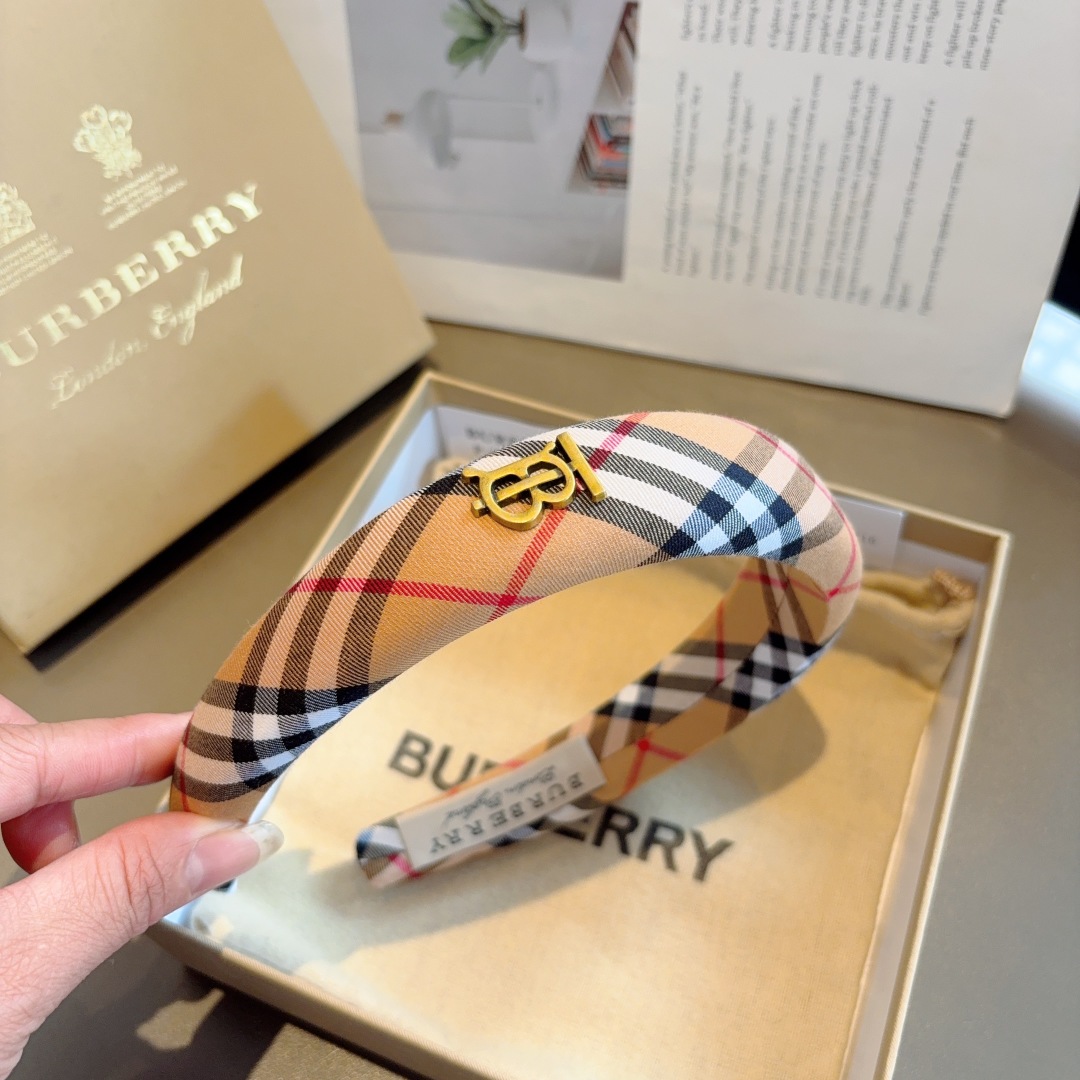 配包装
巴宝莉BURBERRY经典新款海绵格纹发箍 头箍 非常耐看又百搭、适合各种场合搭配！