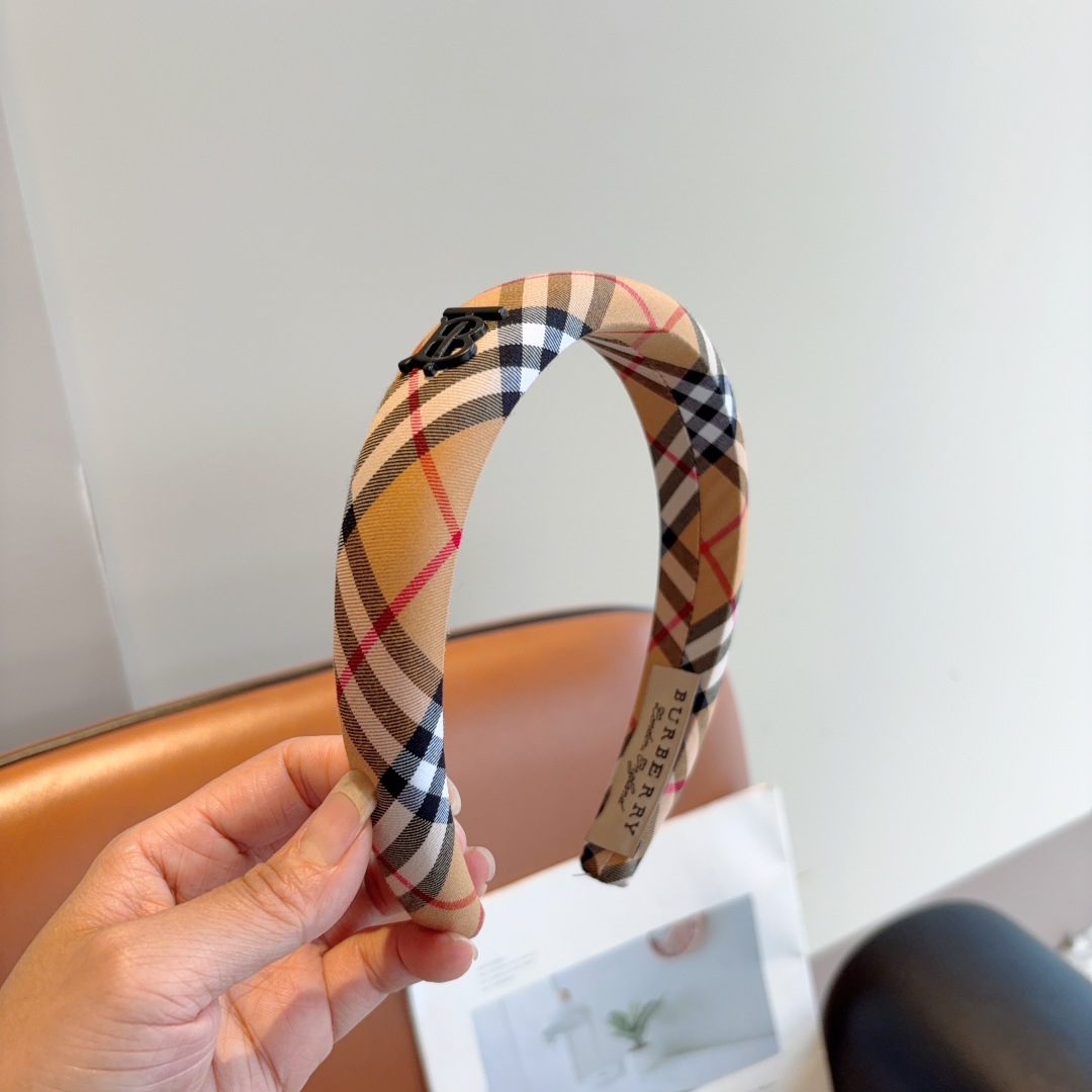 配包装
巴宝莉BURBERRY经典新款海绵格纹发箍 头箍 非常耐看又百搭、适合各种场合搭配！