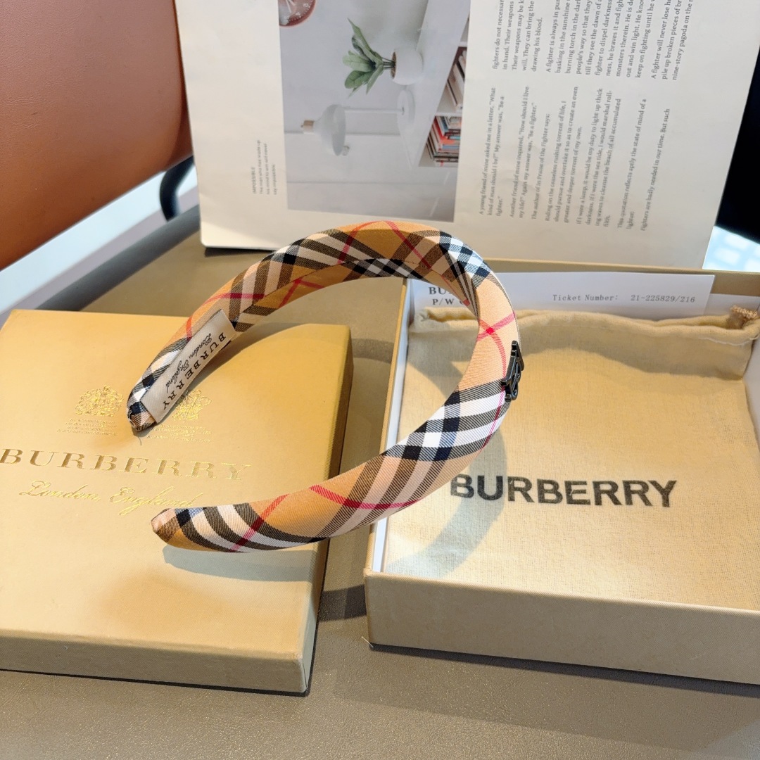 配包装
巴宝莉BURBERRY经典新款海绵格纹发箍 头箍 非常耐看又百搭、适合各种场合搭配！