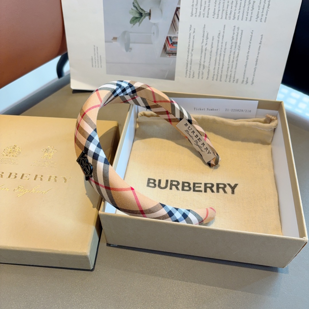 配包装
巴宝莉BURBERRY经典新款海绵格纹发箍 头箍 非常耐看又百搭、适合各种场合搭配！