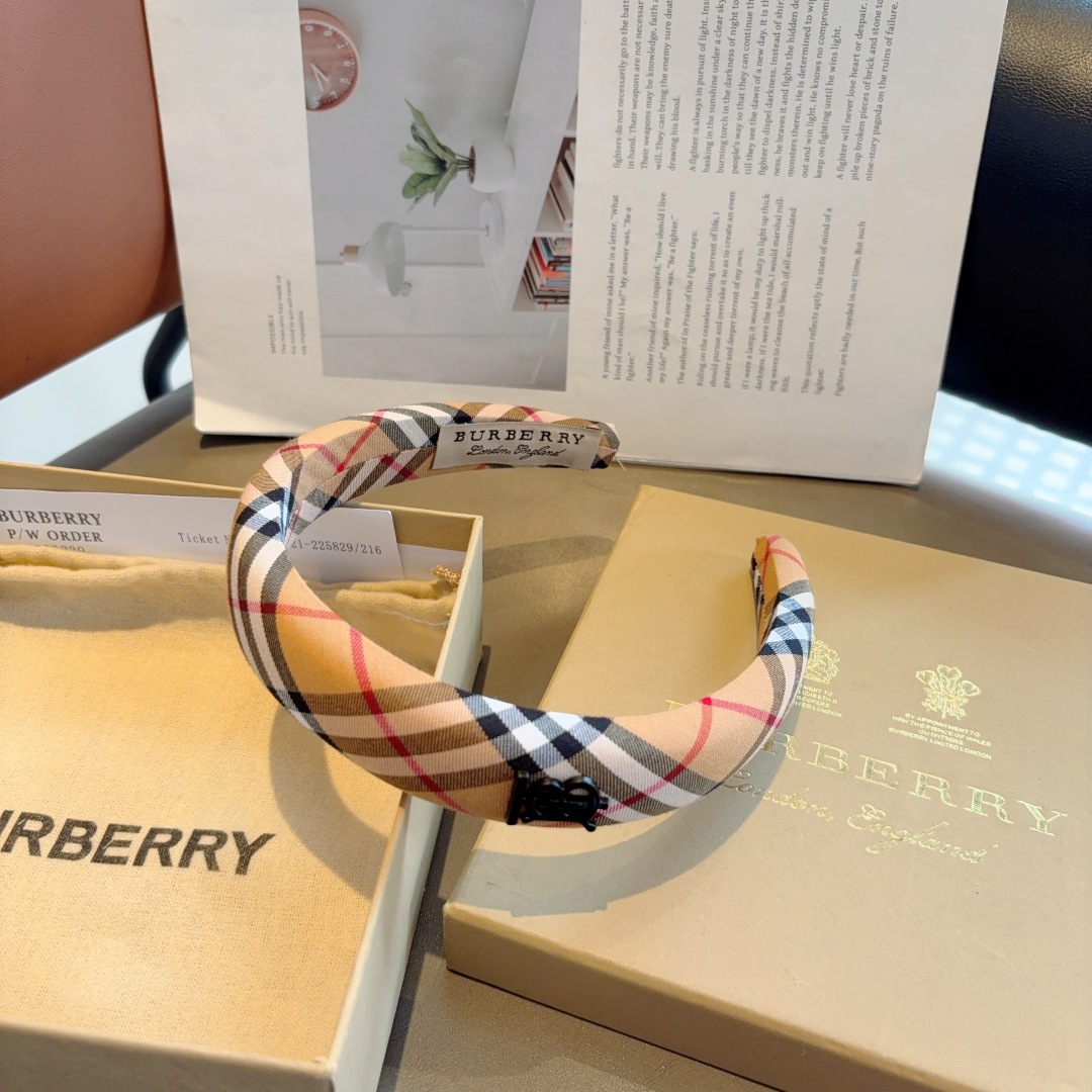 配包装
巴宝莉BURBERRY经典新款海绵格纹发箍 头箍 非常耐看又百搭、适合各种场合搭配！