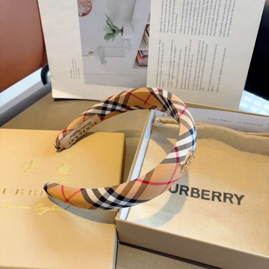 配包装
巴宝莉BURBERRY经典新款海绵格纹发箍 头箍 非常耐看又百搭、适合各种场合搭配！