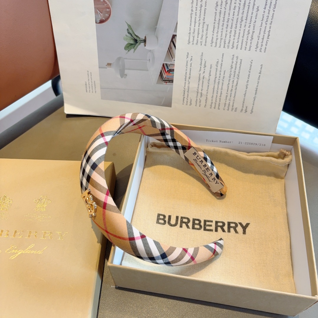 配包装
巴宝莉BURBERRY经典新款海绵格纹发箍 头箍 非常耐看又百搭、适合各种场合搭配！