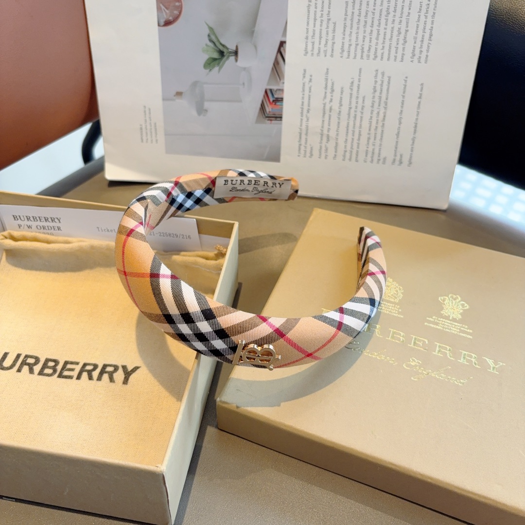 配包装
巴宝莉BURBERRY经典新款海绵格纹发箍 头箍 非常耐看又百搭、适合各种场合搭配！