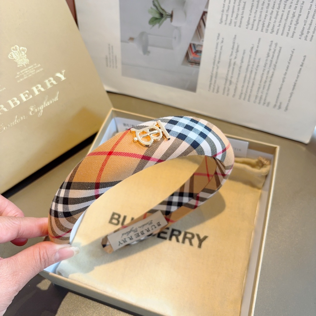 配包装
巴宝莉BURBERRY经典新款海绵格纹发箍 头箍 非常耐看又百搭、适合各种场合搭配！