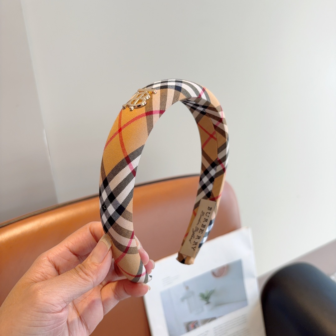 配包装
巴宝莉BURBERRY经典新款海绵格纹发箍 头箍 非常耐看又百搭、适合各种场合搭配！