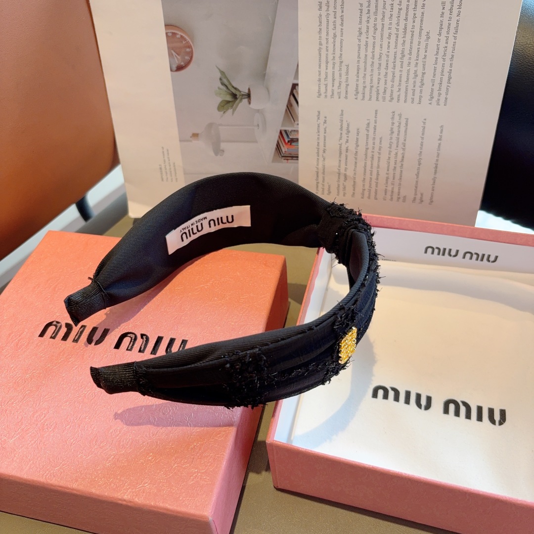 配包装
MIUMIU（缪缪）新款宽边手工制作发箍，原单货发饰 简约百搭，潮女必备品，超级的高大上！