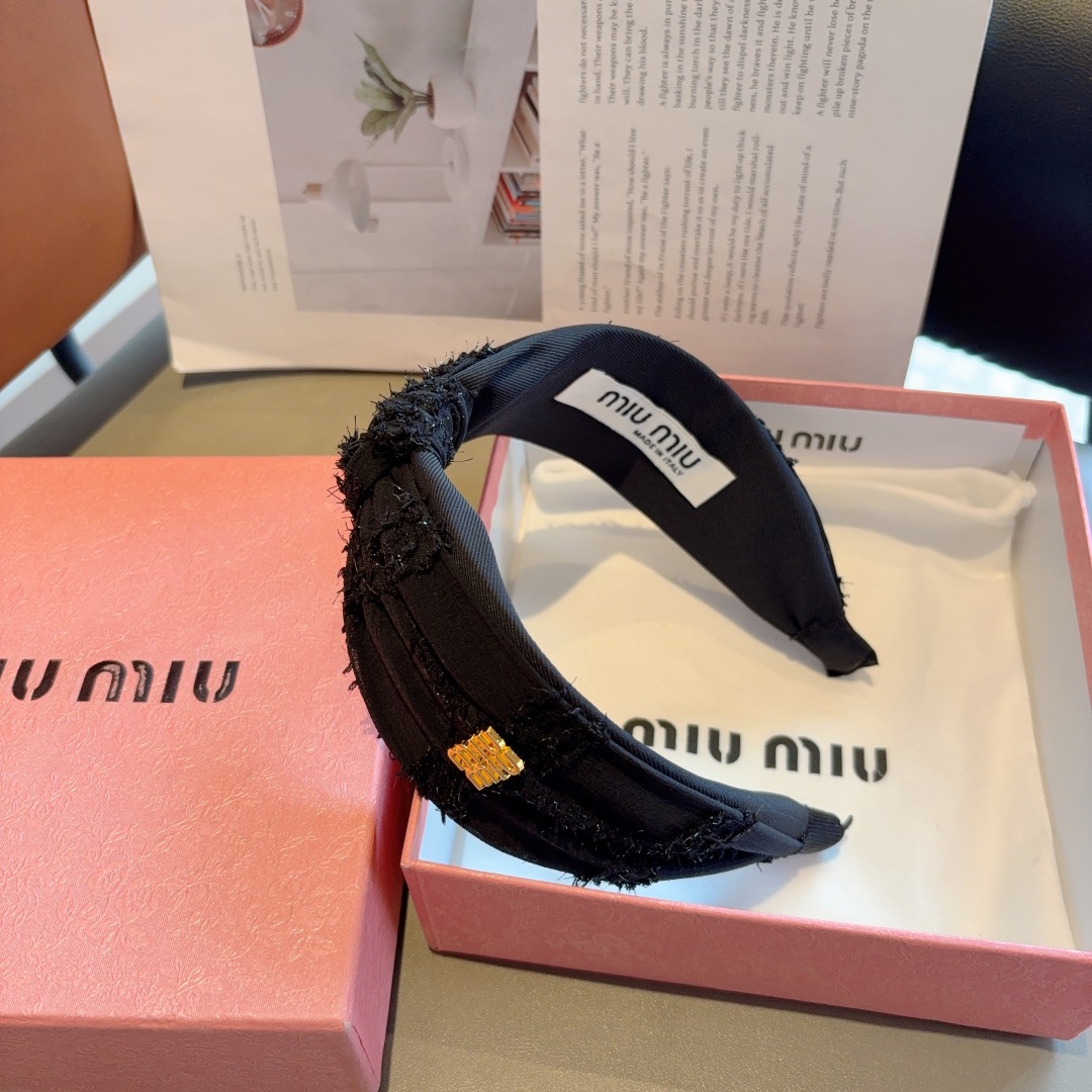配包装
MIUMIU（缪缪）新款宽边手工制作发箍，原单货发饰 简约百搭，潮女必备品，超级的高大上！