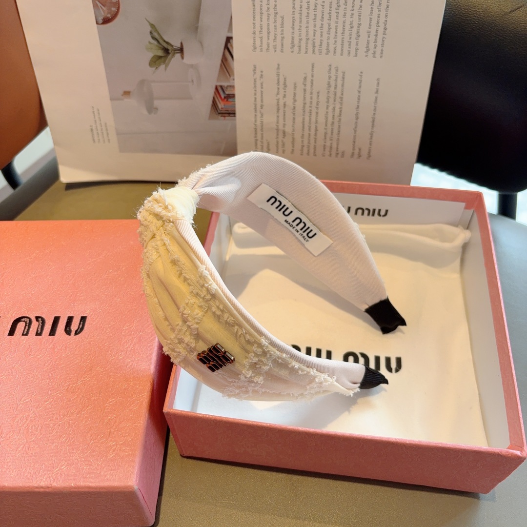 配包装
MIUMIU（缪缪）新款宽边手工制作发箍，原单货发饰 简约百搭，潮女必备品，超级的高大上！