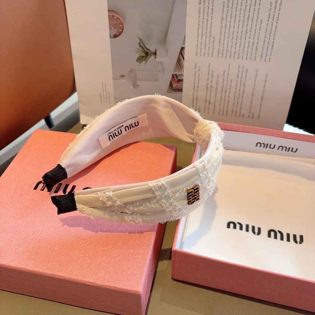 配包装
MIUMIU（缪缪）新款宽边手工制作发箍，原单货发饰 简约百搭，潮女必备品，超级的高大上！