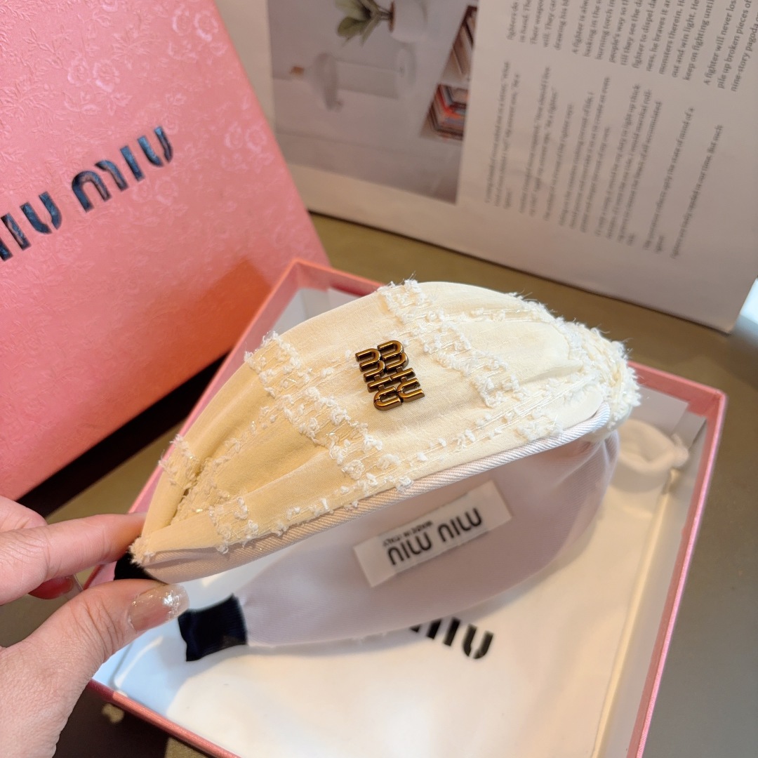 配包装
MIUMIU（缪缪）新款宽边手工制作发箍，原单货发饰 简约百搭，潮女必备品，超级的高大上！