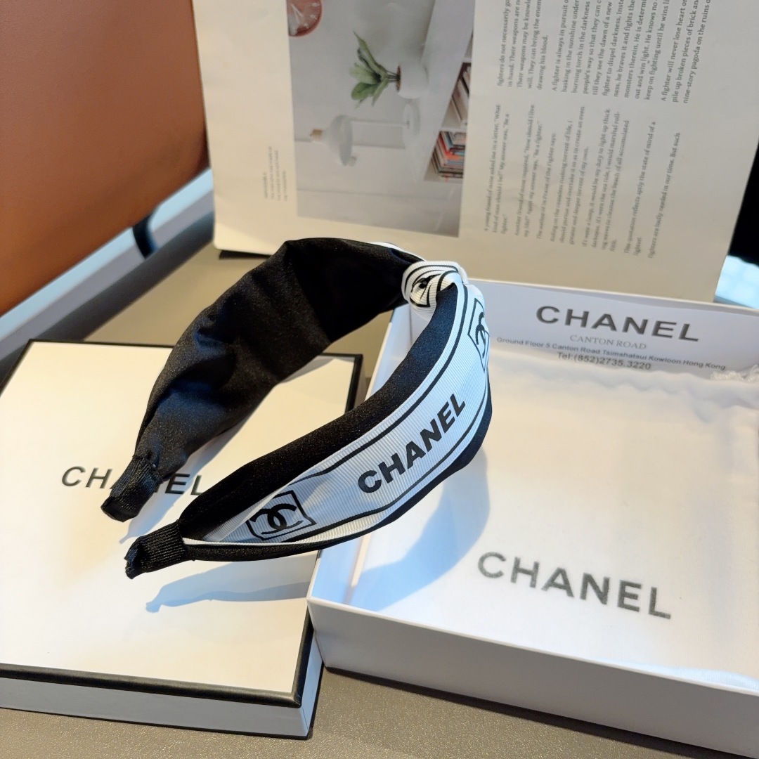 配包装
CHANEL（香奈儿）新款小香发箍，复古头箍，网红爆款推荐 搭配高端材质，超精致，时尚百搭。