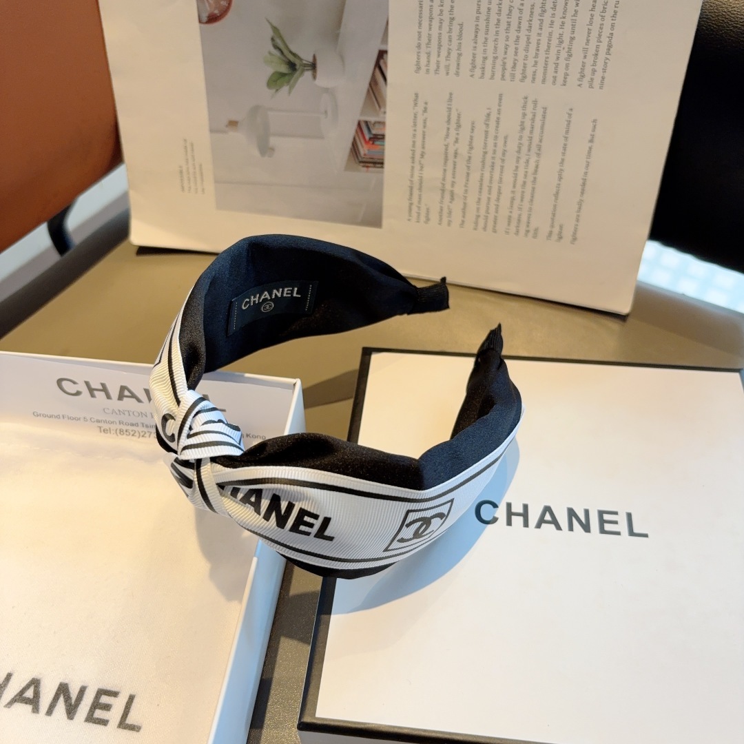 配包装
CHANEL（香奈儿）新款小香发箍，复古头箍，网红爆款推荐 搭配高端材质，超精致，时尚百搭。