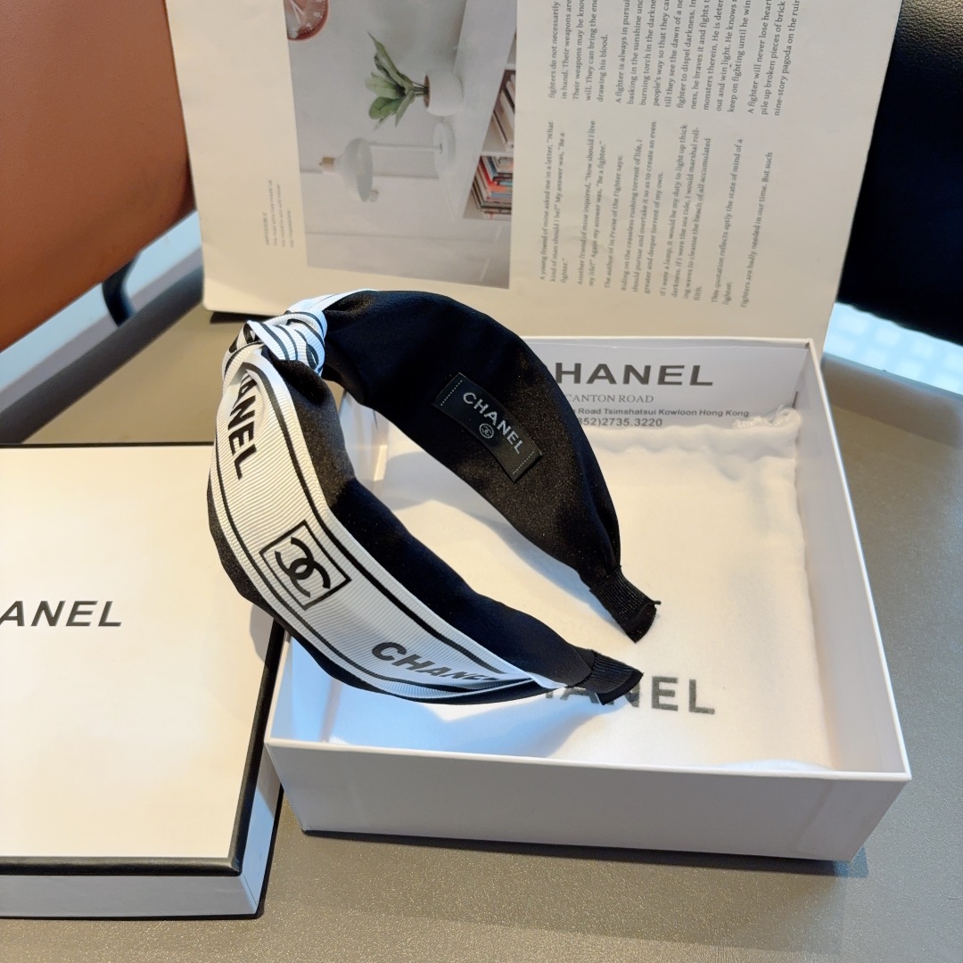 配包装
CHANEL（香奈儿）新款小香发箍，复古头箍，网红爆款推荐 搭配高端材质，超精致，时尚百搭。