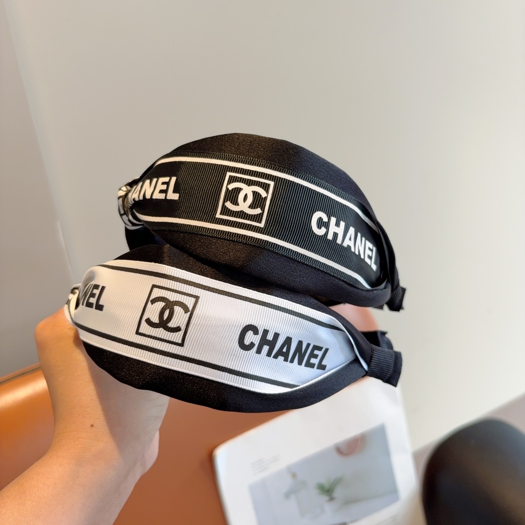 配包装
CHANEL（香奈儿）新款小香发箍，复古头箍，网红爆款推荐 搭配高端材质，超精致，时尚百搭。