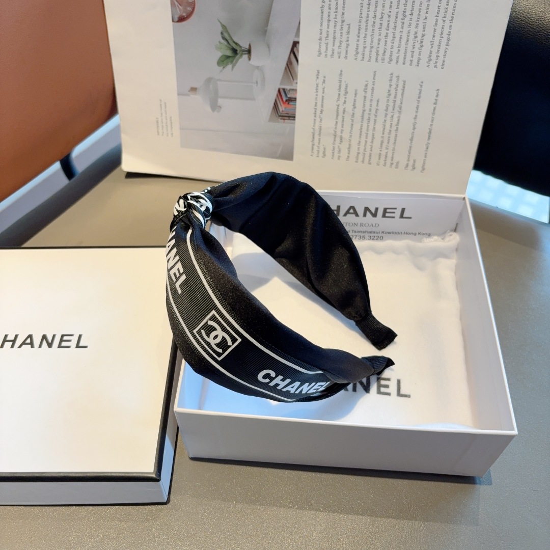 配包装
CHANEL（香奈儿）新款小香发箍，复古头箍，网红爆款推荐 搭配高端材质，超精致，时尚百搭。