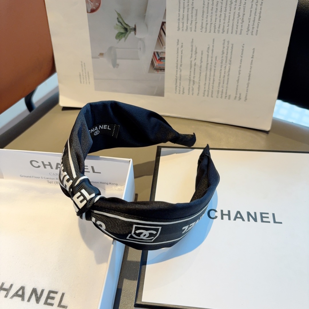 配包装
CHANEL（香奈儿）新款小香发箍，复古头箍，网红爆款推荐 搭配高端材质，超精致，时尚百搭。
