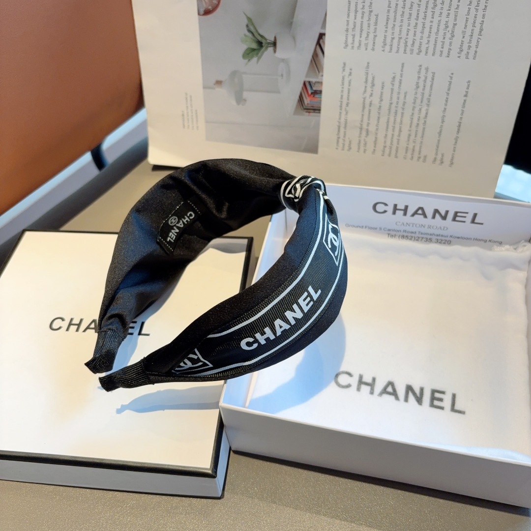配包装
CHANEL（香奈儿）新款小香发箍，复古头箍，网红爆款推荐 搭配高端材质，超精致，时尚百搭。