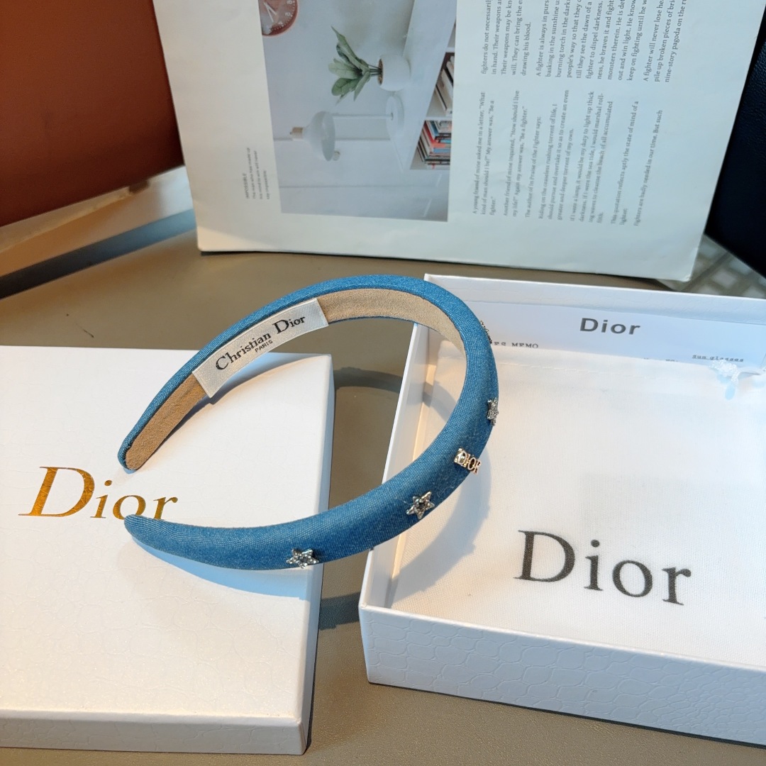 配包装
Dior（迪奥）新款牛仔布发箍,专柜原单货，让你的魅力绽放 清新淑女范让时尚更简单。