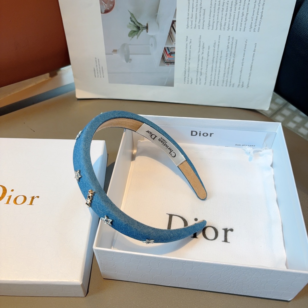 配包装
Dior（迪奥）新款牛仔布发箍,专柜原单货，让你的魅力绽放 清新淑女范让时尚更简单。