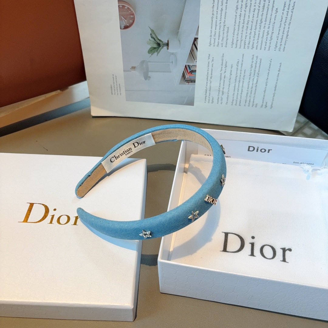 配包装
Dior（迪奥）新款牛仔布发箍,专柜原单货，让你的魅力绽放 清新淑女范让时尚更简单。