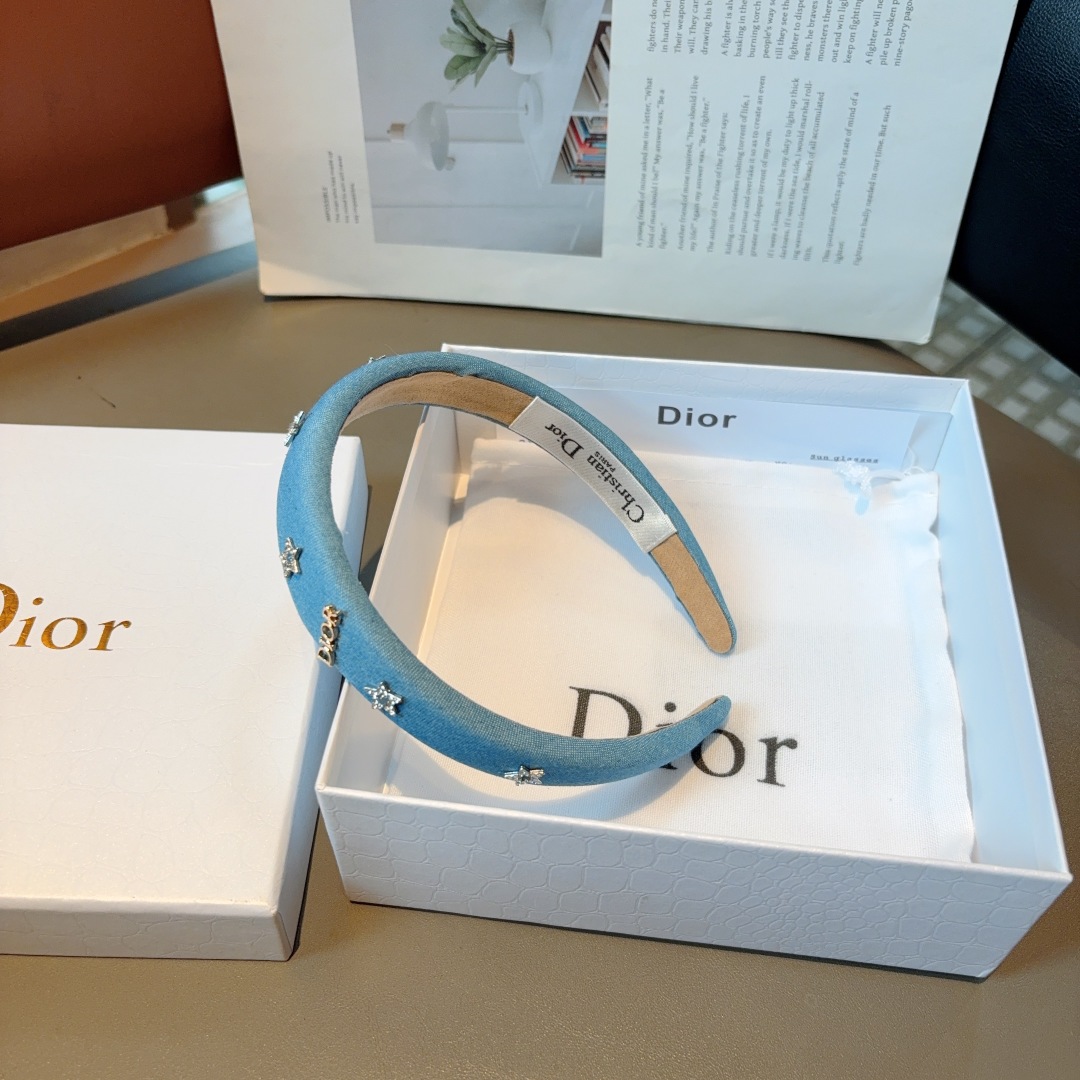 配包装
Dior（迪奥）新款牛仔布发箍,专柜原单货，让你的魅力绽放 清新淑女范让时尚更简单。